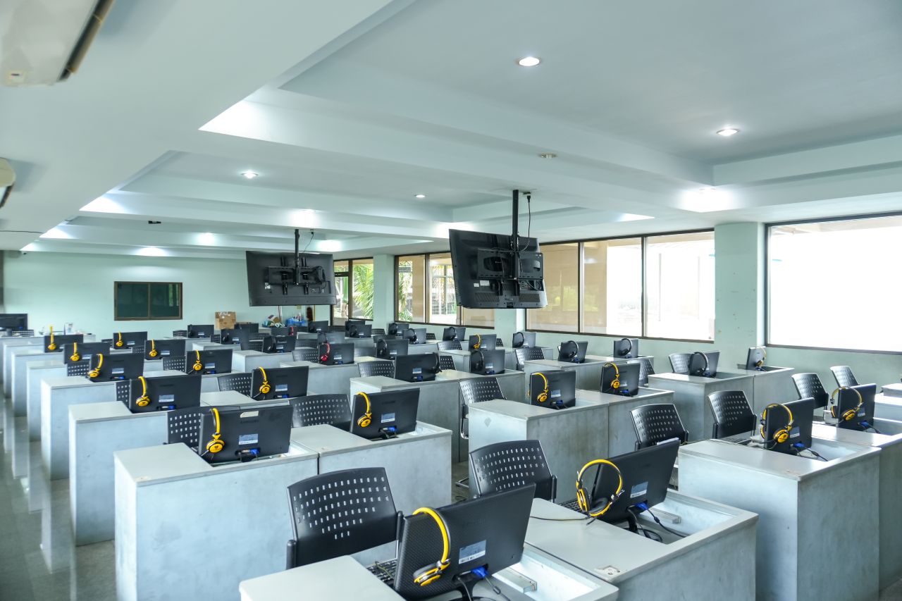 Peter-Computer-Room-4.jpg