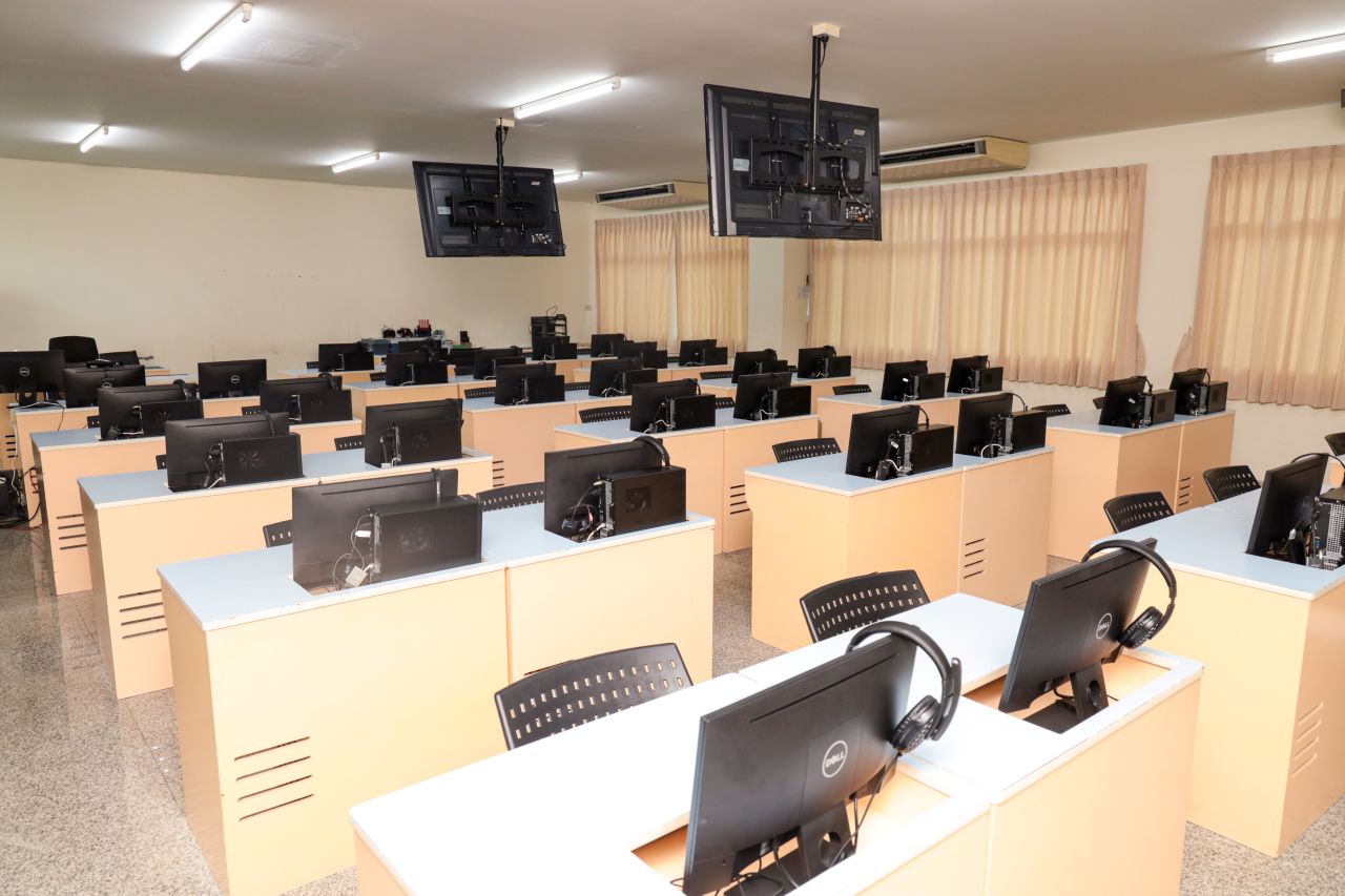 Stephen-Computer-1-Room-2.jpg